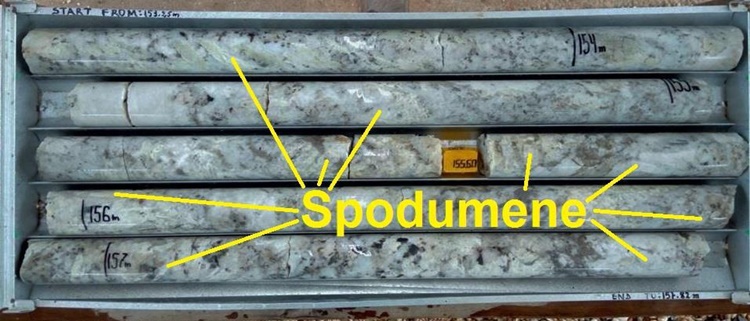 AVZ Minerals Spodumen im Bohrkern der Bohrung MO18DD001