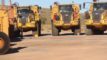 Pilbara_Minerals_-_Trucks_auf_Pilgangoora