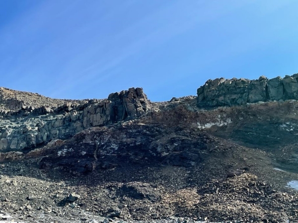 Conico Aufschluss von Schwarzschiefer Rhyolith und Vulkan Sediment 600