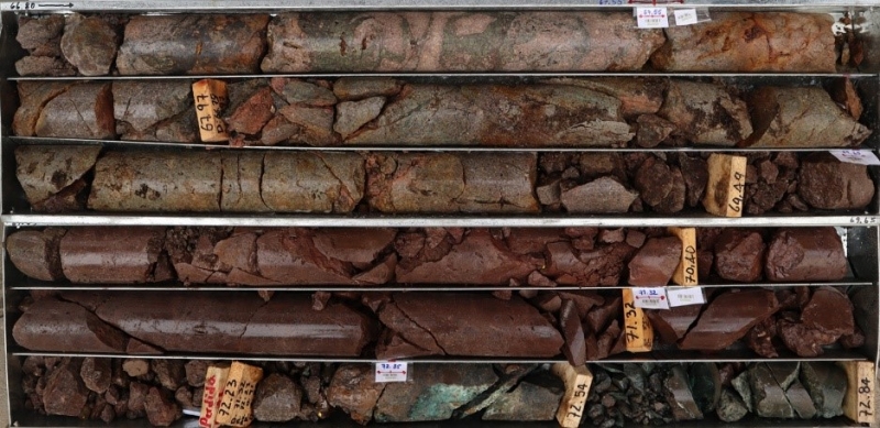Max Resource Diamantbohrkerne mit den sichtbaren Kupfermineralen Chalkosin und Malachit