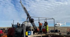 Ein Rückspülbohrgerät auf dem Kupferprojekt Storm von American West Metals in Nunavut