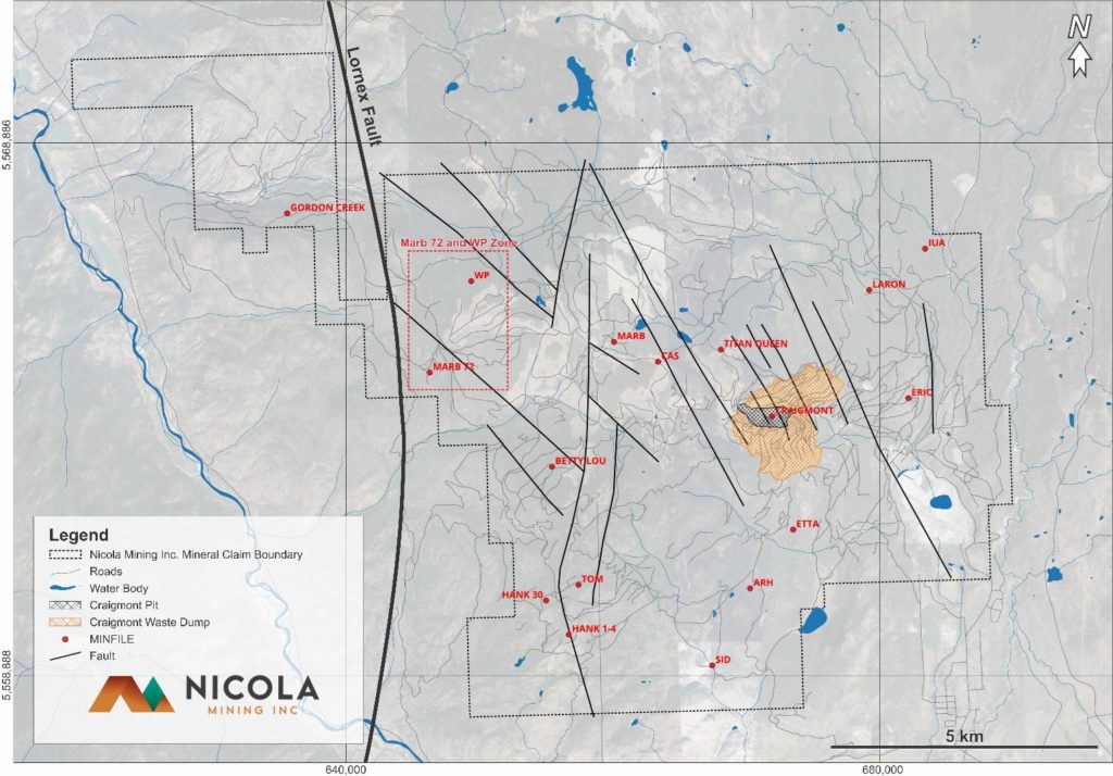Karte von Nicola Mining Inc. mit Abbaustätten, Straßen, Wasser und Abraumhalden, Legende unten links.