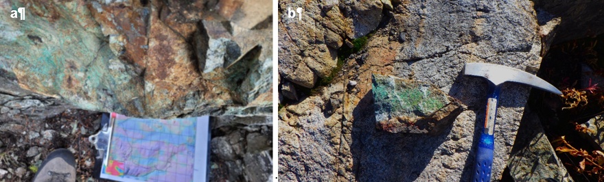 Zwei Fotos von Gesteinsaufschlüssen mit Kupfermineralisierung; links mit Karte, rechts mit Geologenhammer für Maßstab.
