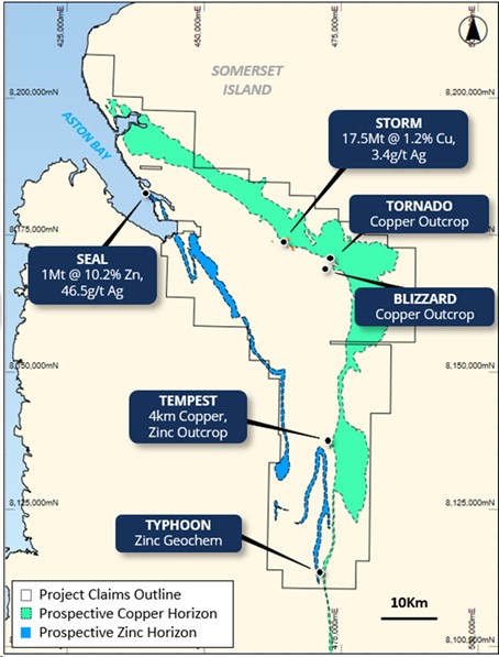 Karte zeigt Projektgebiet mit bekannten Kupfer- und Basismetallvorkommen und umrissenen Ansprüchen, darunter "STORM", "SEAL", "TEMPEST", und "TYPHOON".