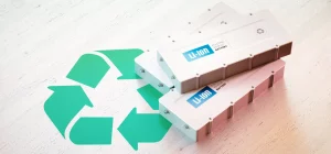 Elektromobilbatterien, weiß, vor grünem Recycling Symbol