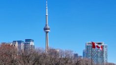 Toronto_CN Tower_Flagge_Lake_Connektar