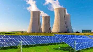 Atomkraftwerk mit Solarkollektoren im Vordergrund_Depositphotos_101466252_GI NEU