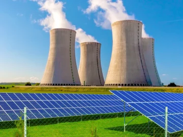 Atomkraftwerk mit Solarkollektoren im Vordergrund_Depositphotos_101466252_GI NEU