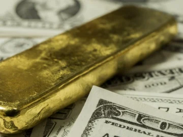 Close up image of Dollar bills with gold bar_Depositphotos_379253544_GI NEU_WEBP