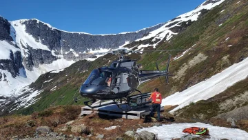 Goliath Resources – Helikopter bringt Material an Bohrstandort_GI NEU