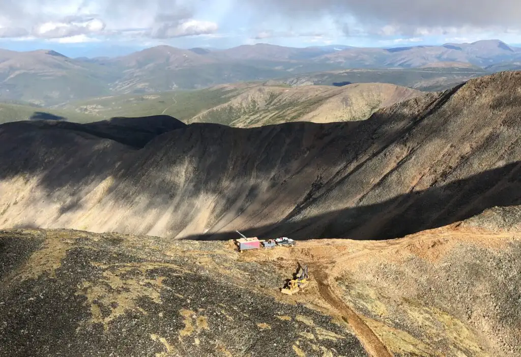 Bohrloch von Sitka Gold Corp auf dem Rücken eines Gebirgskamms