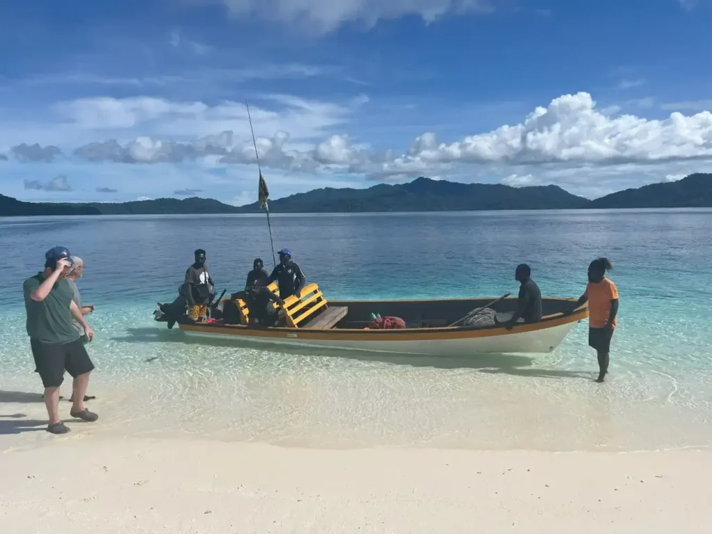 Das Team von Sankamap bei der Erkundung der Liegenschaft auf den Salomonen